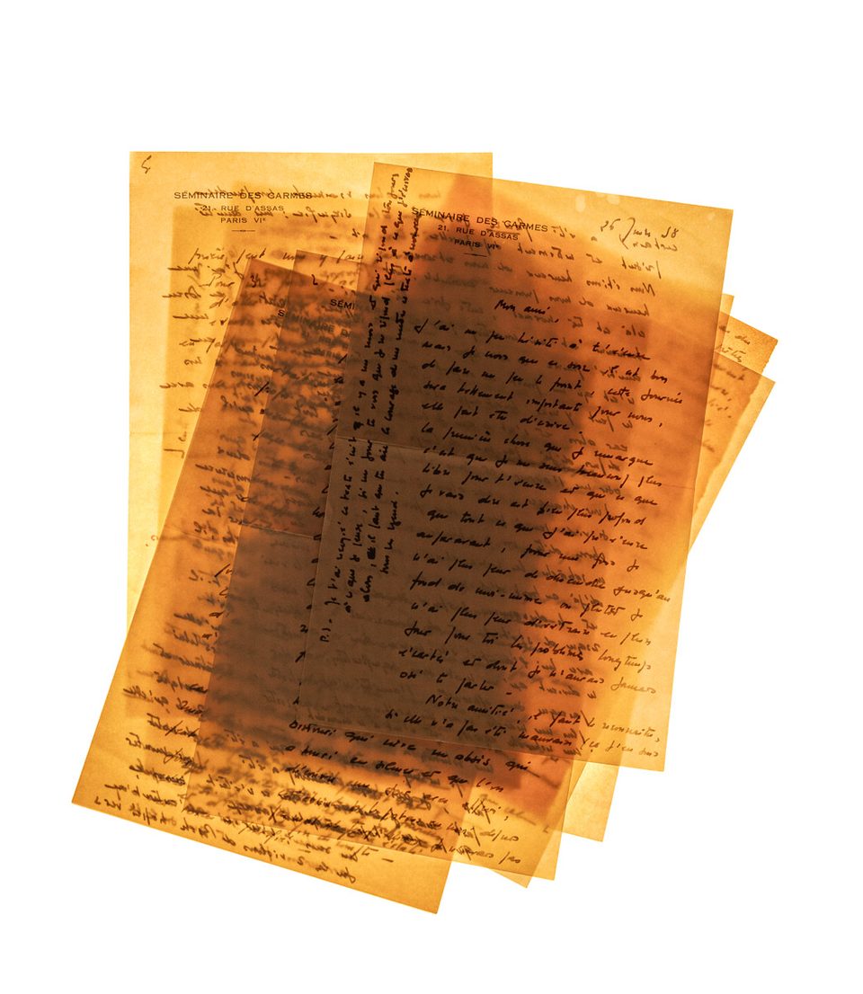 Lettres manuscrites empilées les unes sur les autres, sur fond blanc, éclairées par transparence par l'arrière. L'écriture est difficilement lisible.